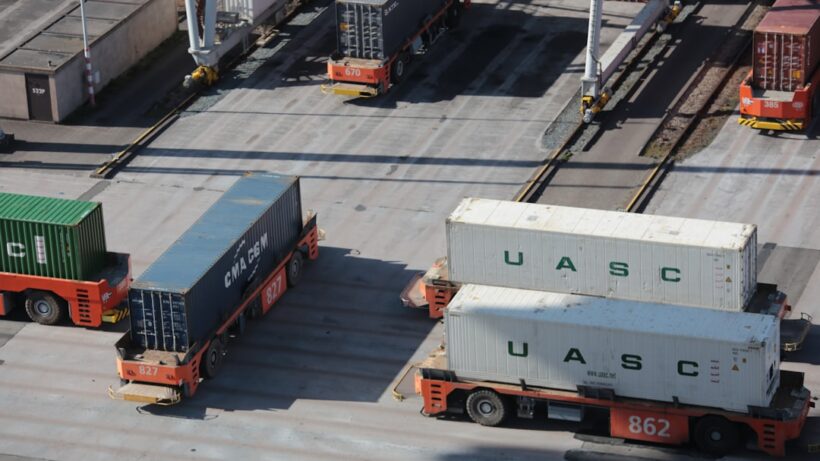 Photo Shipping truck